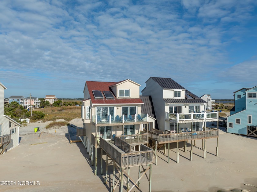 Oceanfront open floor plan on the living level with a deck that - Beach Townhome/Townhouse for sale in North Topsail Beach, North Carolina on Beachhouse.com