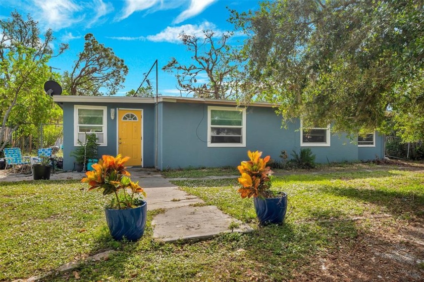 This home is a gem, this cute beach bungalow WONT LAST LONG!! - Beach Home for sale in Englewood, Florida on Beachhouse.com