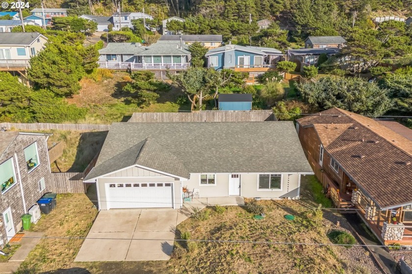 Immaculately maintained 3 bed, 2 bath one-level home with an - Beach Home for sale in Waldport, Oregon on Beachhouse.com