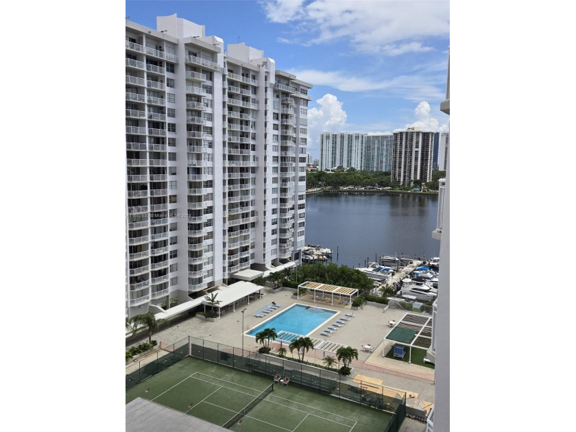 Completely remodeled apartment with 2 bedrooms, 2 bathrooms - Beach Condo for sale in Aventura, Florida on Beachhouse.com