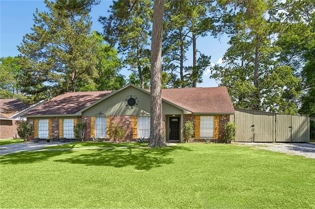 MANDEVILLE SCHOOLS! Completely updated and move-in ready, this - Beach Home for sale in Mandeville, Louisiana on Beachhouse.com