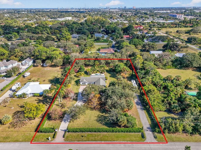 WOW! Remodeled 3/2/2 on 1.5 acres centrally located in the heart - Beach Home for sale in Palm Beach Gardens, Florida on Beachhouse.com
