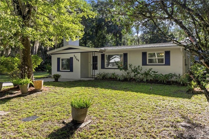 Nestled in the desirable Old Homosassa area, this well-cared-for - Beach Home for sale in Homosassa, Florida on Beachhouse.com