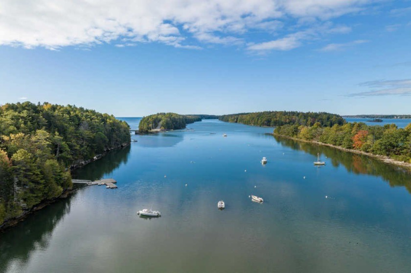 This move-in ready home enjoys a private lot on a private road - Beach Home for sale in Harpswell, Maine on Beachhouse.com