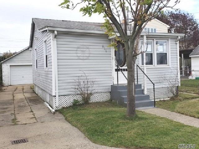 Cute bungalow, so close to the beach and the park.  Fishing - Beach Home for sale in Lindenhurst, New York on Beachhouse.com