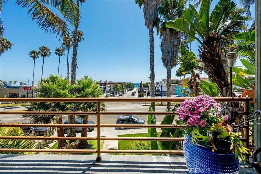 Spectacular Two-story home located 1 block from the beach. This - Beach Townhome/Townhouse for sale in Long Beach, California on Beachhouse.com