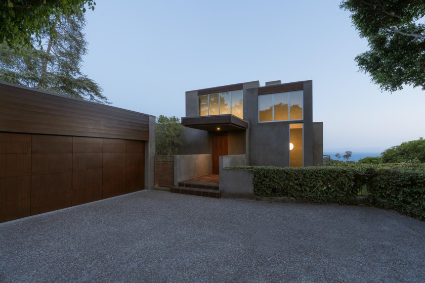 At once elemental and expressive, The Skog House stands as a - Beach Home for sale in Santa Barbara, California on Beachhouse.com