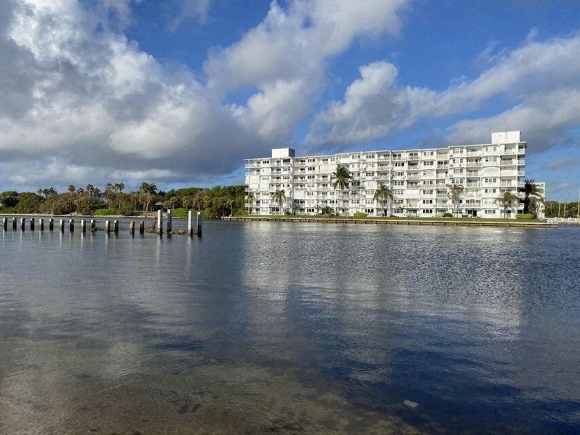 Intracoastal living at the turn of a key. Beautiful remodeled - Beach Condo for sale in Deerfield Beach, Florida on Beachhouse.com