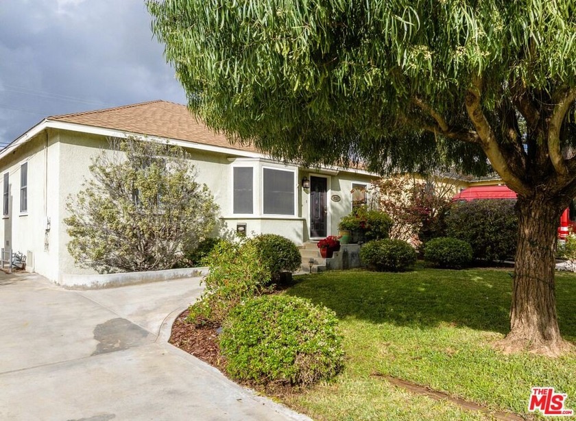 Located adjacent to the Westchester Golf Course on a non-through - Beach Home for sale in Westchester, California on Beachhouse.com