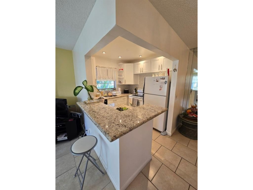 CORNER , 1/1.5 updated condo  on the second  floor looking to - Beach Condo for sale in Deerfield Beach, Florida on Beachhouse.com