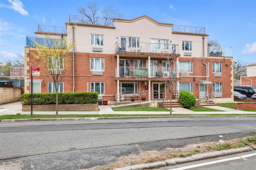 Welcome to 65-06 Grand Central Parkway, Unit 1C - a unique - Beach Condo for sale in Forest Hills, New York on Beachhouse.com