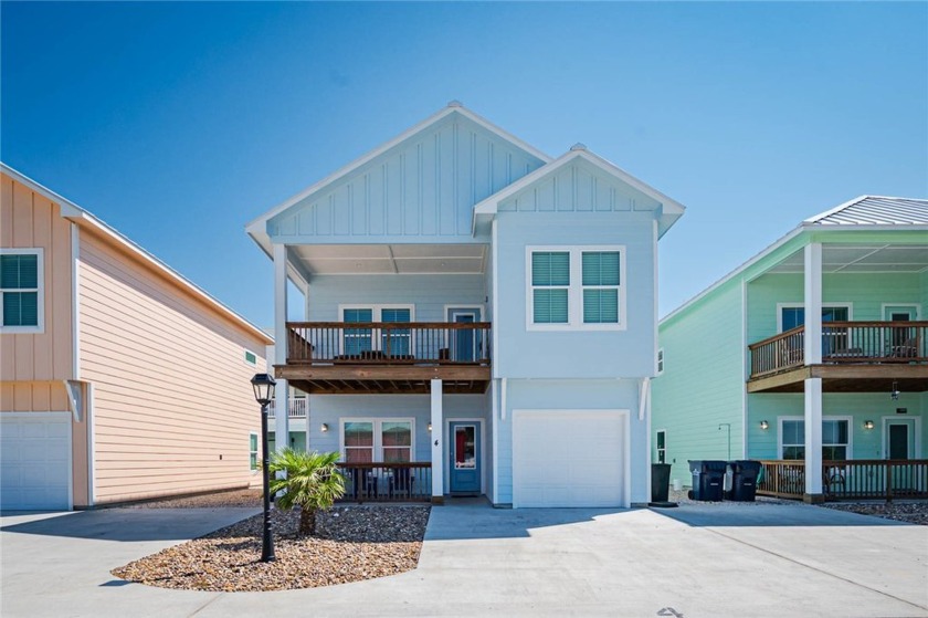 Pier, boat slips, pool and bay views. This coastal crafted home - Beach Home for sale in Rockport, Texas on Beachhouse.com