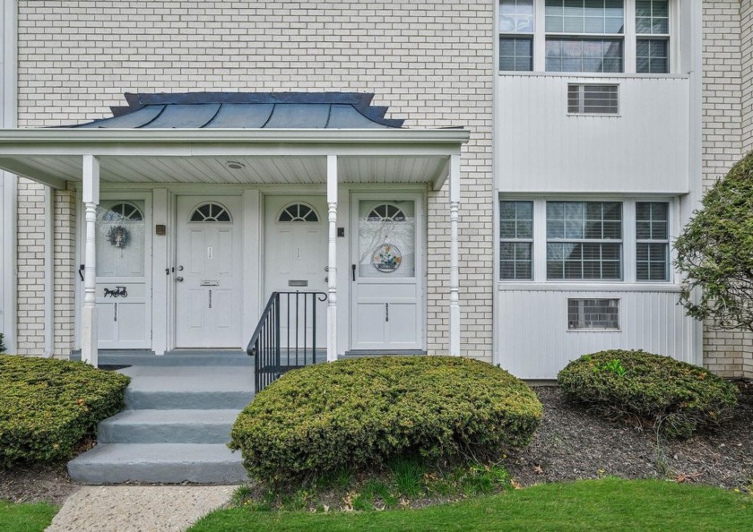 Welcome to your dream co-op at Birchwood on the Green, right in - Beach Home for sale in Oakdale, New York on Beachhouse.com