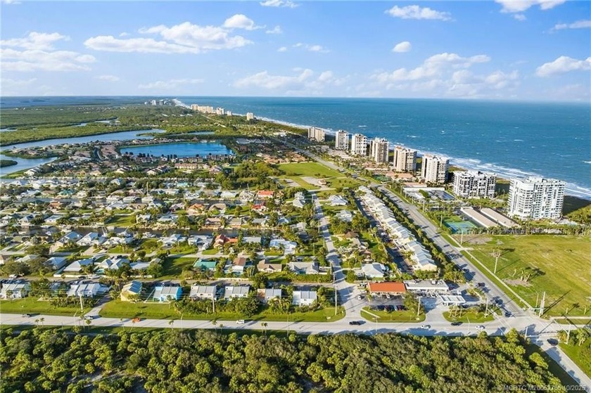 This charming 2-bedroom, 2-bath townhome offers the perfect - Beach Townhome/Townhouse for sale in Fort Pierce, Florida on Beachhouse.com
