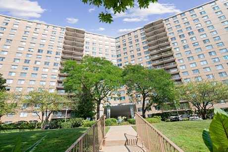 Spacious and sunny 3 bedroom/ 2 bath condo in Winston Towers #4 - Beach Home for sale in Chicago, Illinois on Beachhouse.com