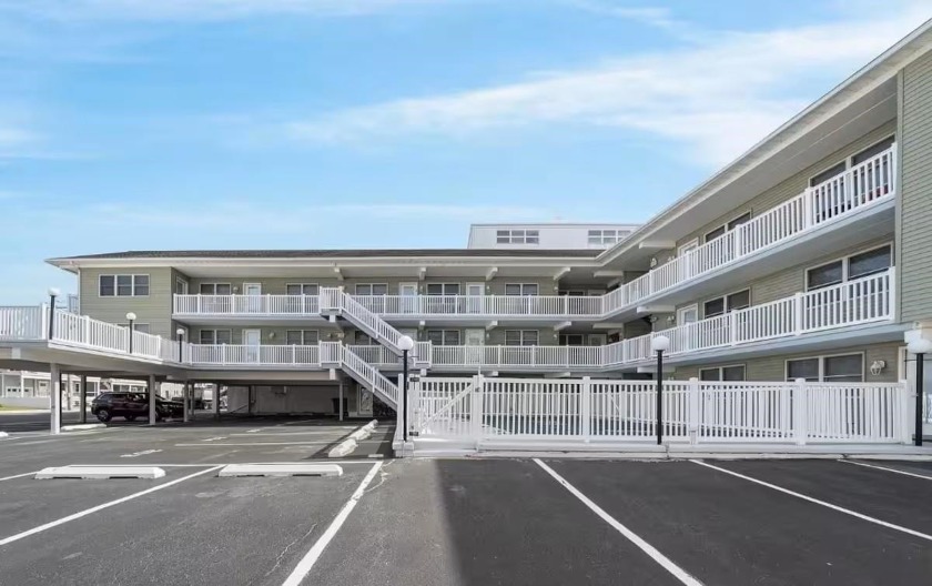 Updated contemporary 2 BR 1 BA top floor condo just 1.5 blocks - Beach Condo for sale in Wildwood Crest, New Jersey on Beachhouse.com