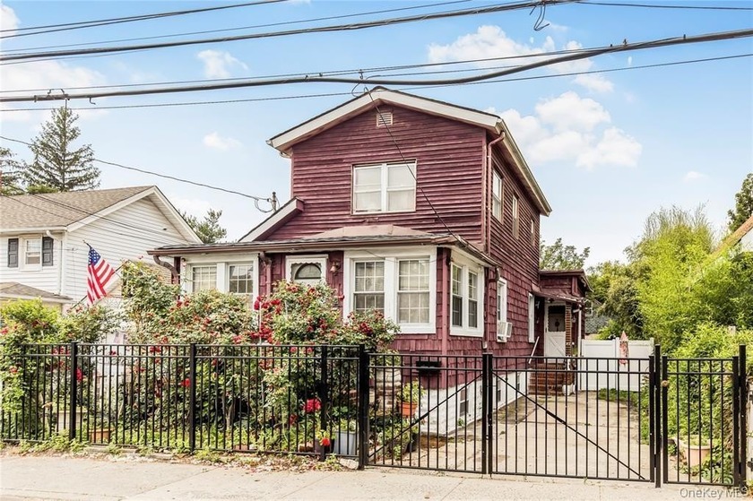 Discover the ideal blend of coastal tranquility and urban - Beach Home for sale in Bronx, New York on Beachhouse.com