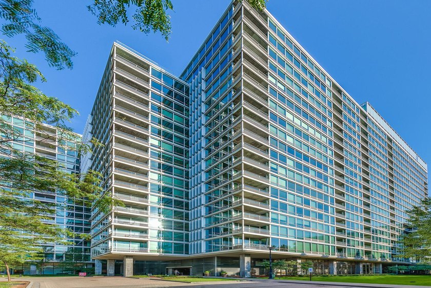 Welcome home to your condo in the sky. Up high among the - Beach Condo for sale in Skokie, Illinois on Beachhouse.com
