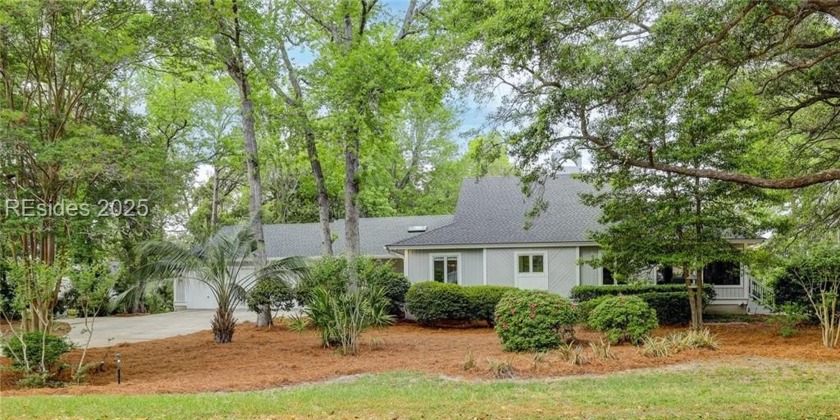 Fully renovated 4BR, 3.5BA+office and flex room on a .611-acre - Beach Home for sale in Hilton Head Island, South Carolina on Beachhouse.com