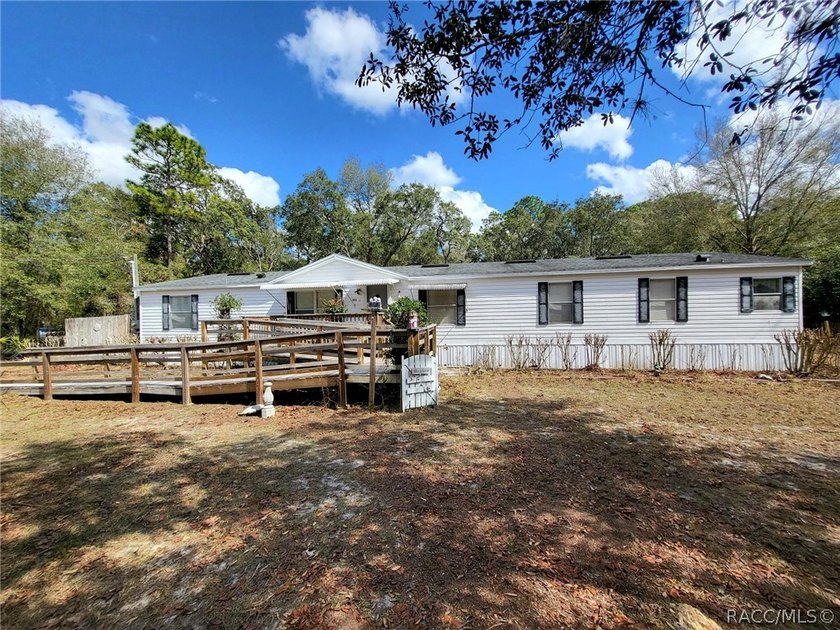 Spacious 4-bedroom, 3-bath home on 1.10 acres in the quiet - Beach Home for sale in Homosassa, Florida on Beachhouse.com