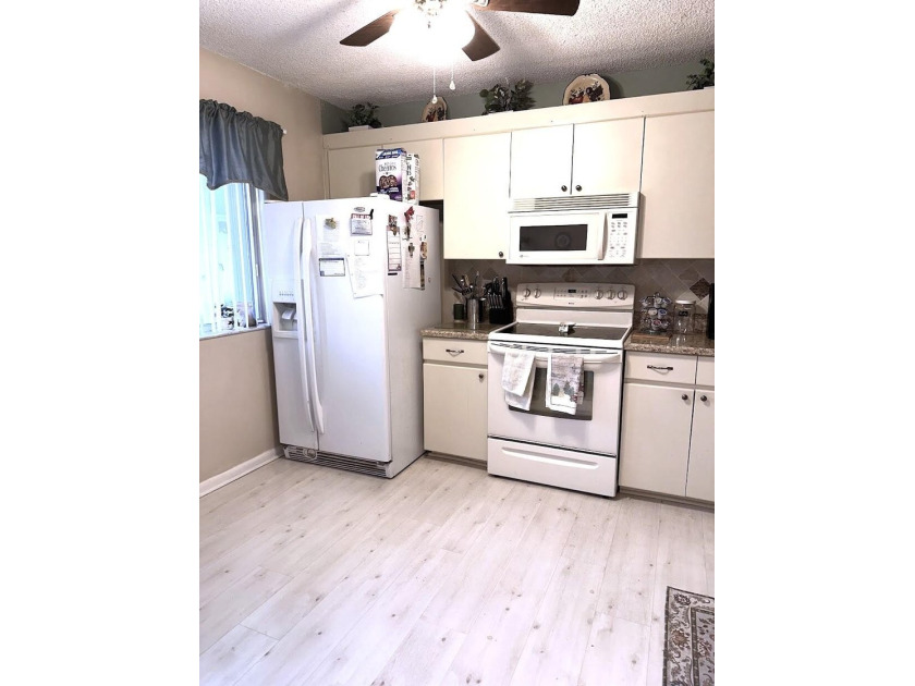Great 1.444 sf unit on first floor 2/2 plus a bonus room that - Beach Condo for sale in Lake Worth, Florida on Beachhouse.com