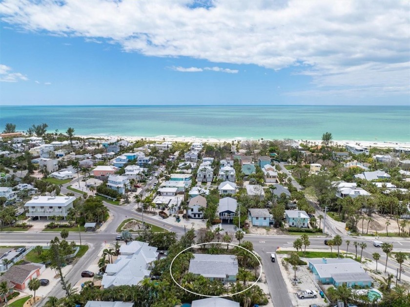 This duplex presents a unique opportunity for investors and - Beach Townhome/Townhouse for sale in Holmes Beach, Florida on Beachhouse.com