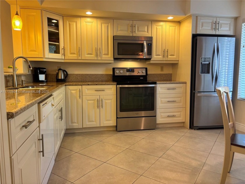 MOVE IN READY, ALL FURNISHED. Almost everything included - Beach Condo for sale in Boynton Beach, Florida on Beachhouse.com