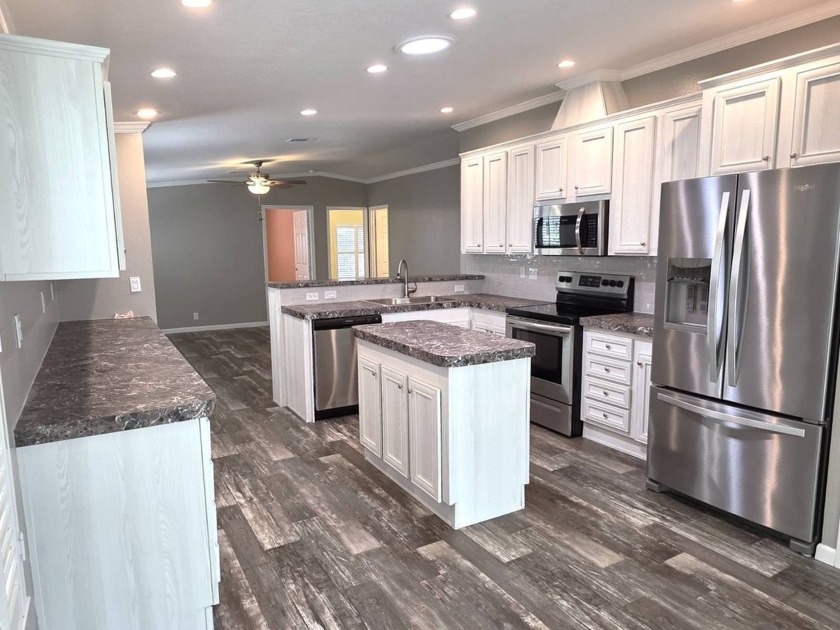 THIS HOME IS ON LEASED LAND WITH A MONTHLY LOT OF $404 AND THAT - Beach Home for sale in Homosassa, Florida on Beachhouse.com