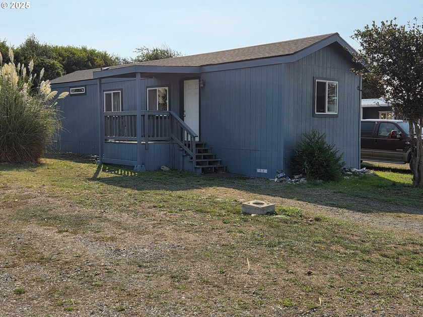 Enjoy coastal living in this beautifully refreshed 2BR/1BA home - Beach Home for sale in Gold Beach, Oregon on Beachhouse.com