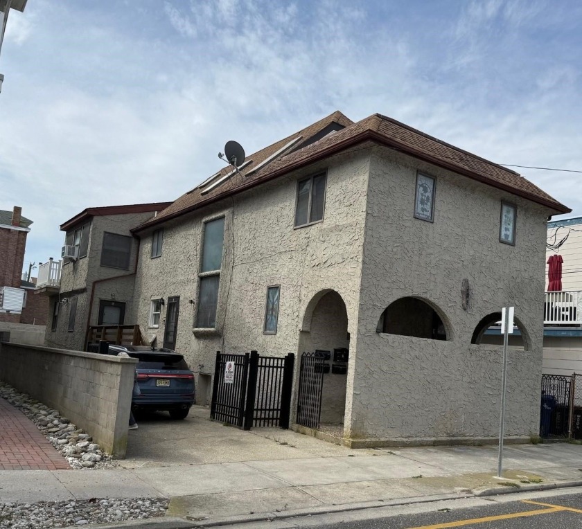 Excellent investment or owner-occupant opportunity in the heart - Beach Townhome/Townhouse for sale in Wildwood, New Jersey on Beachhouse.com