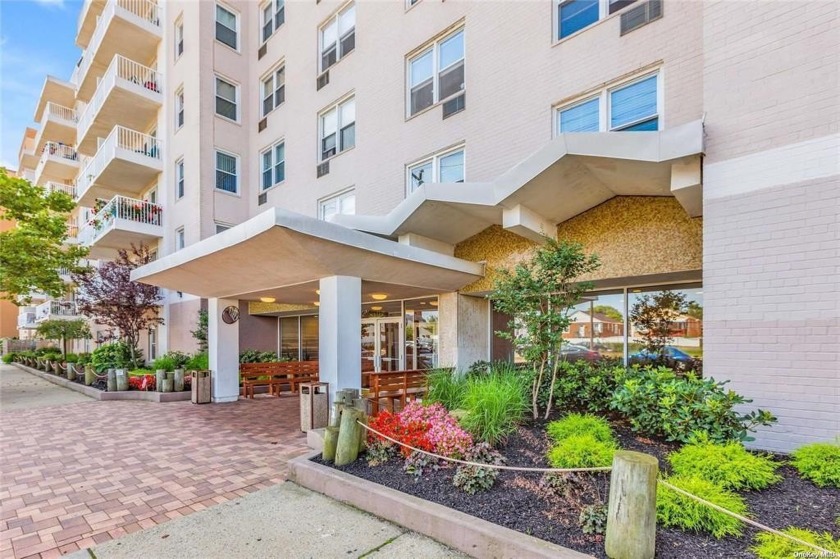 Welcome to the Long Beach Waterfront, living at its finest! This - Beach Home for sale in Long Beach, New York on Beachhouse.com