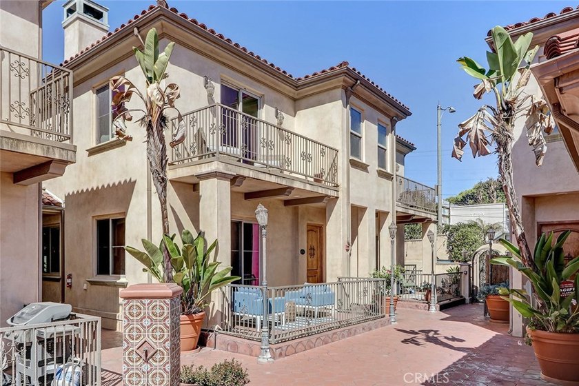 Beautiful end-unit 3-bedroom townhome located in a private gated - Beach Townhome/Townhouse for sale in Redondo Beach, California on Beachhouse.com
