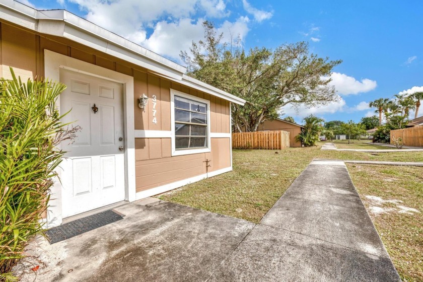 Cozy 2 bedroom, 1 bath villa centrally located with quick access - Beach Home for sale in West Palm Beach, Florida on Beachhouse.com