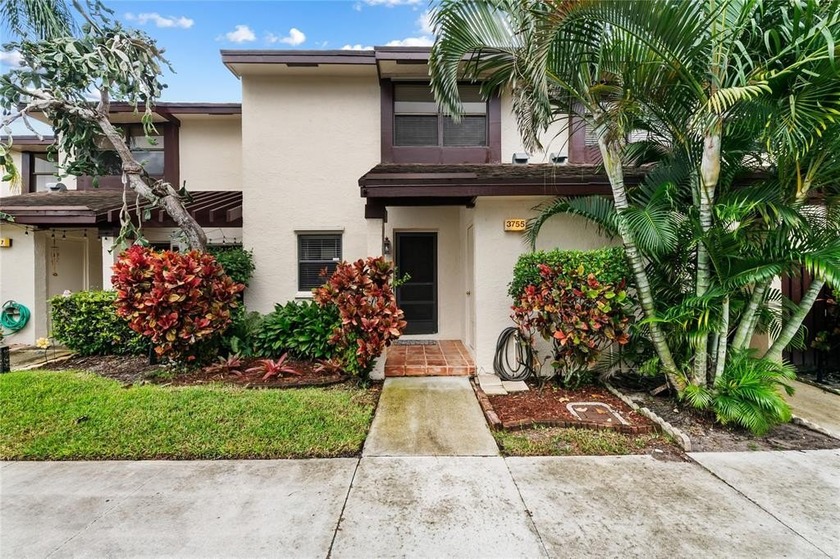 Move-in ready 2 bedroom/2.5 bathroom townhouse with lake view - Beach Townhome/Townhouse for sale in Coconut Creek, Florida on Beachhouse.com