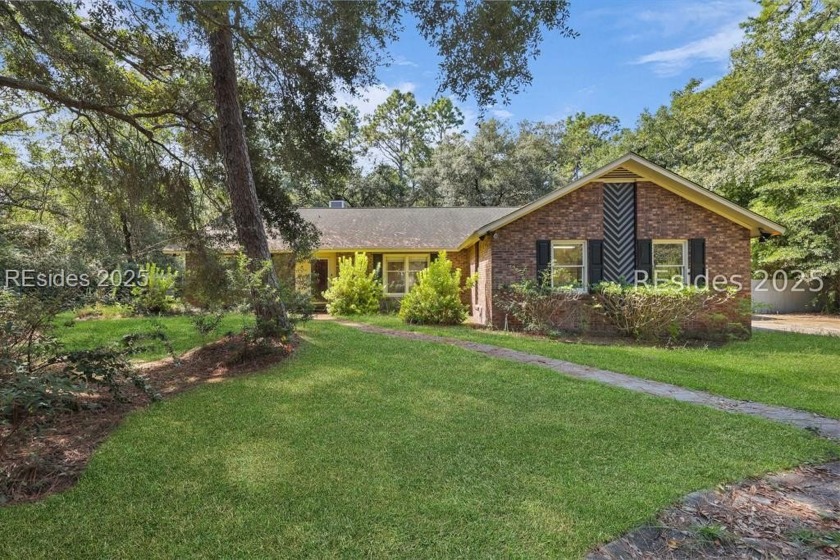 Welcome to this charming ranch-style home on Lady's Island - Beach Home for sale in Beaufort, South Carolina on Beachhouse.com