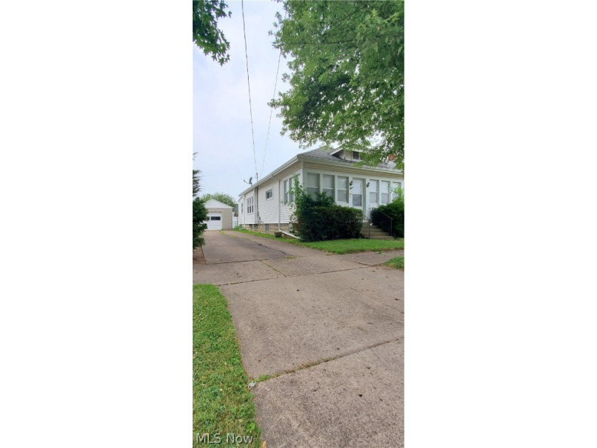 Welcome to your new home, offering immediate possession! This - Beach Home for sale in Sandusky, Ohio on Beachhouse.com
