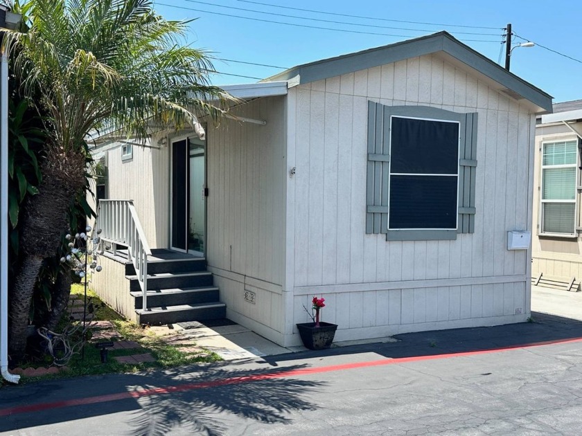 Cozy and Clean one Bedroom, one bath home with vaulted ceilings - Beach Home for sale in Costa Mesa, California on Beachhouse.com