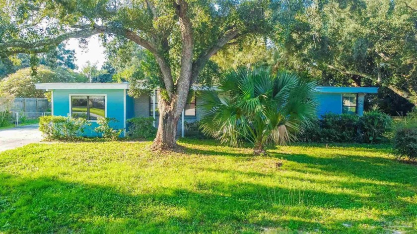 Square Footage includes 810 sq ft detached space with another - Beach Home for sale in Gulf Breeze, Florida on Beachhouse.com