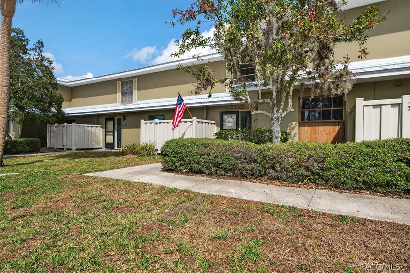 SPACIOUS WATERFRONT COMMUNITY CONDO! Come experience this - Beach Condo for sale in Crystal River, Florida on Beachhouse.com