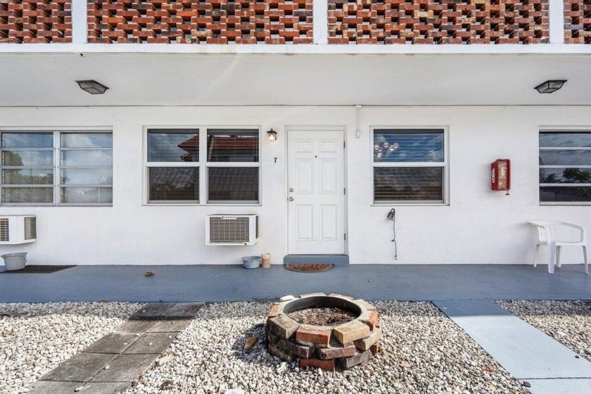This cozy 1-bedroom, 1-bath condo offers a comfortable living - Beach Condo for sale in Dania, Florida on Beachhouse.com