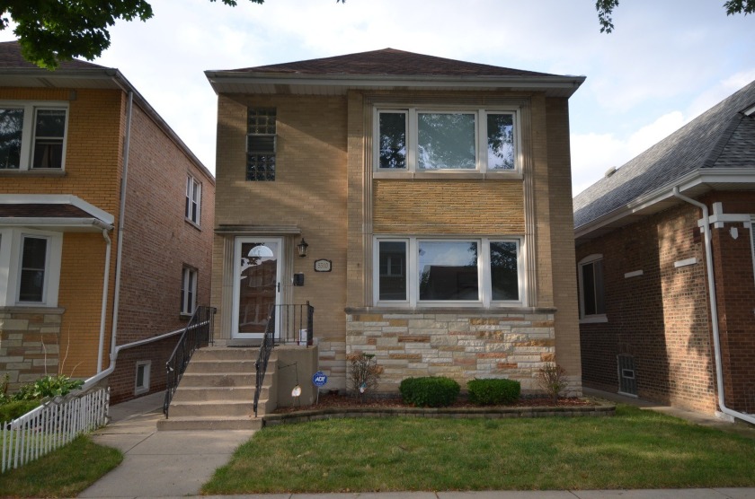 This impeccably maintained 2-flat is a rare find, offering a - Beach Home for sale in Chicago, Illinois on Beachhouse.com