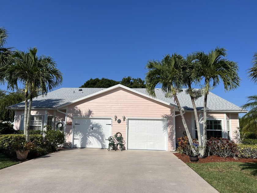 Located on the 5th tee at Gator Trace CC, this beautiful villa - Beach Home for sale in Fort Pierce, Florida on Beachhouse.com