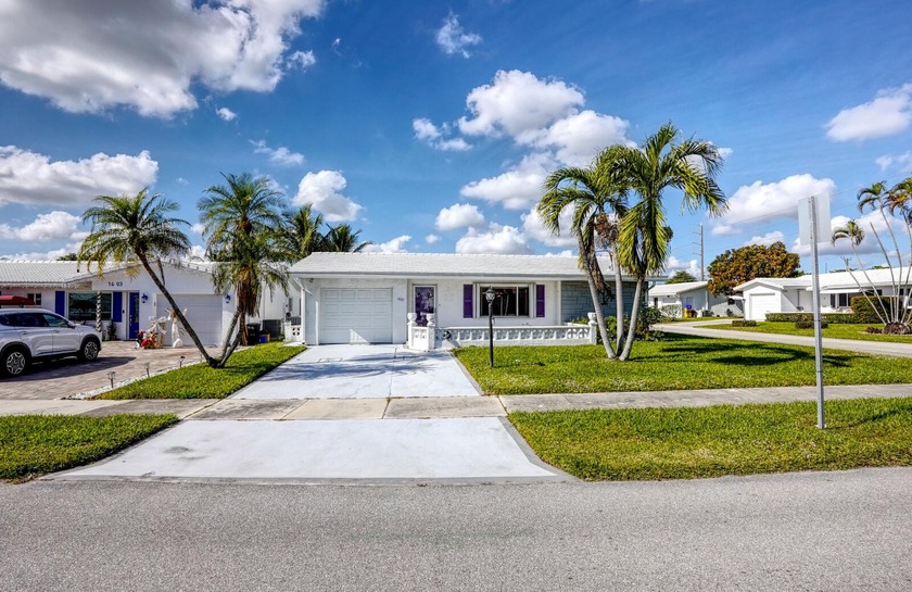 Welcome home to this well-maintained 2-bedroom, 2 bath CBS home - Beach Home for sale in Boynton Beach, Florida on Beachhouse.com