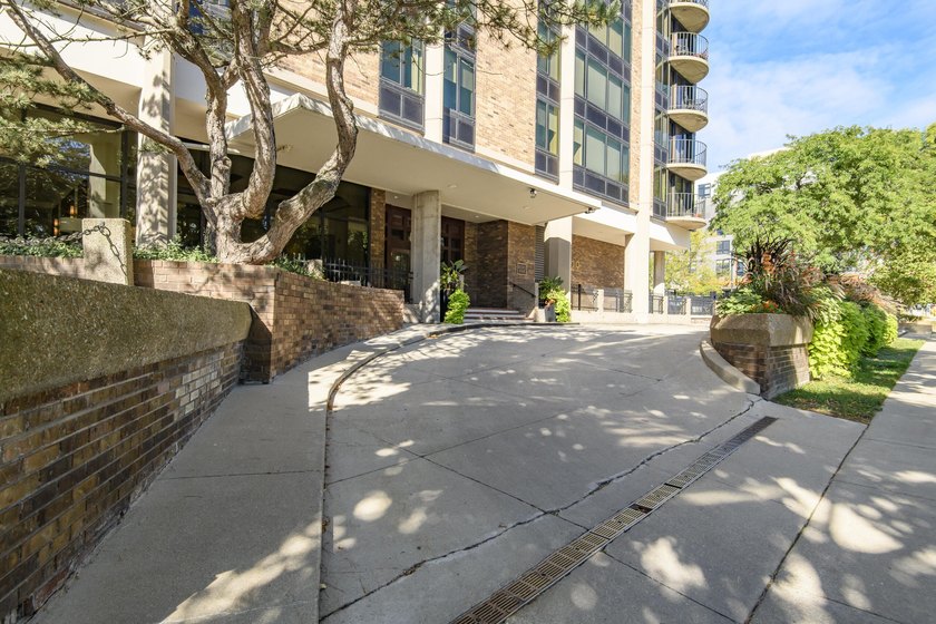 PRICED TO SELL! Investors, flippers, or owner willing to do - Beach Condo for sale in Milwaukee, Wisconsin on Beachhouse.com