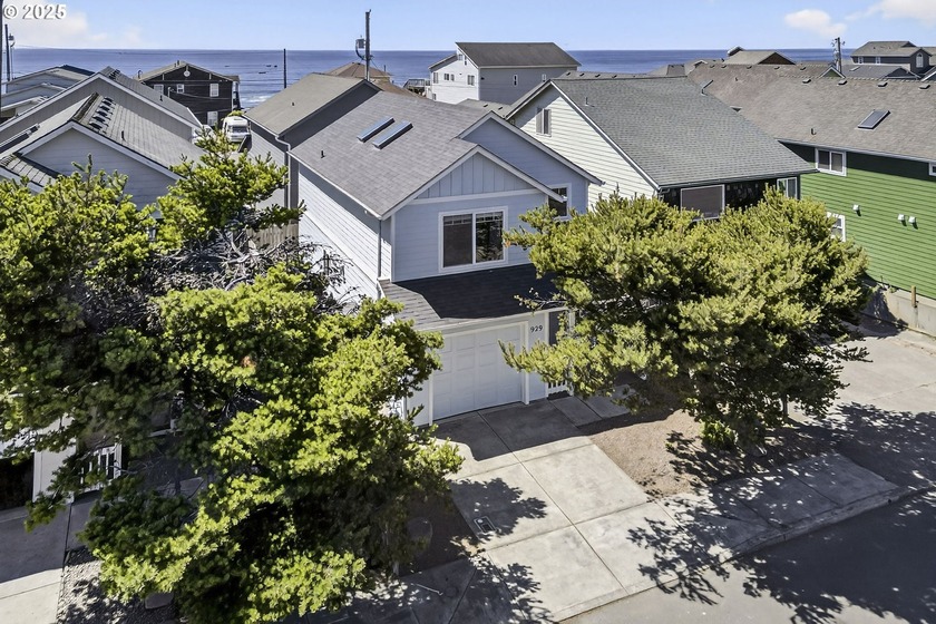 Dreamy location in historic Nye Beach! Let the sound of the - Beach Home for sale in Newport, Oregon on Beachhouse.com