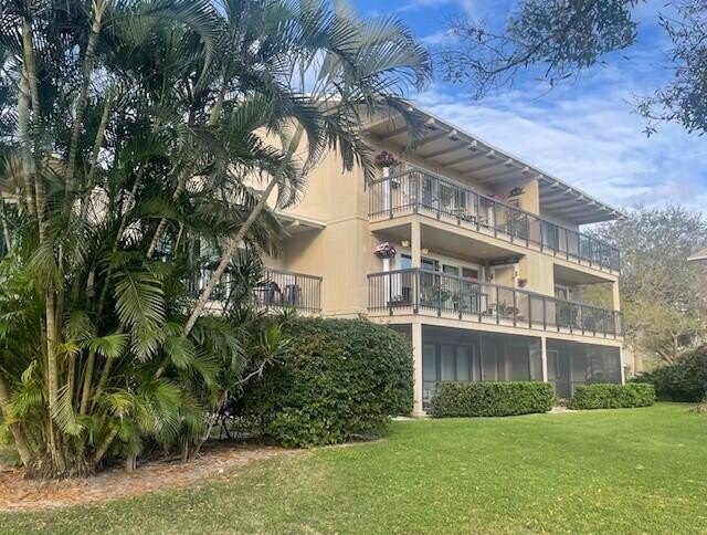 ALL ONE LEVEL SPACIOUS & SUNNY! Rare 3 bedroom condo with flex - Beach Townhome/Townhouse for sale in Jupiter, Florida on Beachhouse.com