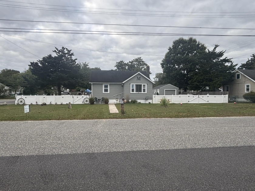 Charming 2 Bedroom, 1 Bath Cottage on Corner Lot with Pool and - Beach Home for sale in Villas, New Jersey on Beachhouse.com