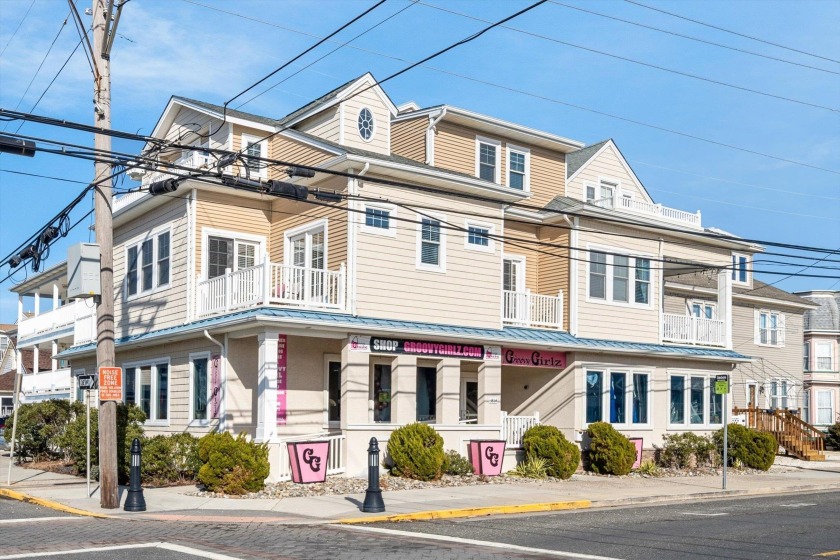 This beautiful 4 bedroom 3 bath 2 floor condo, located within - Beach Condo for sale in Sea Isle City, New Jersey on Beachhouse.com