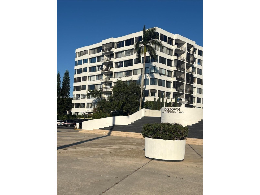 Beautiful 2-bedroom, 2-bathroom apartment, impeccably maintained - Beach Condo for sale in West Palm Beach, Florida on Beachhouse.com