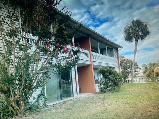 Lakefront beautiful 1/1 with a built-out washroom, just - Beach Condo for sale in Destin, Florida on Beachhouse.com